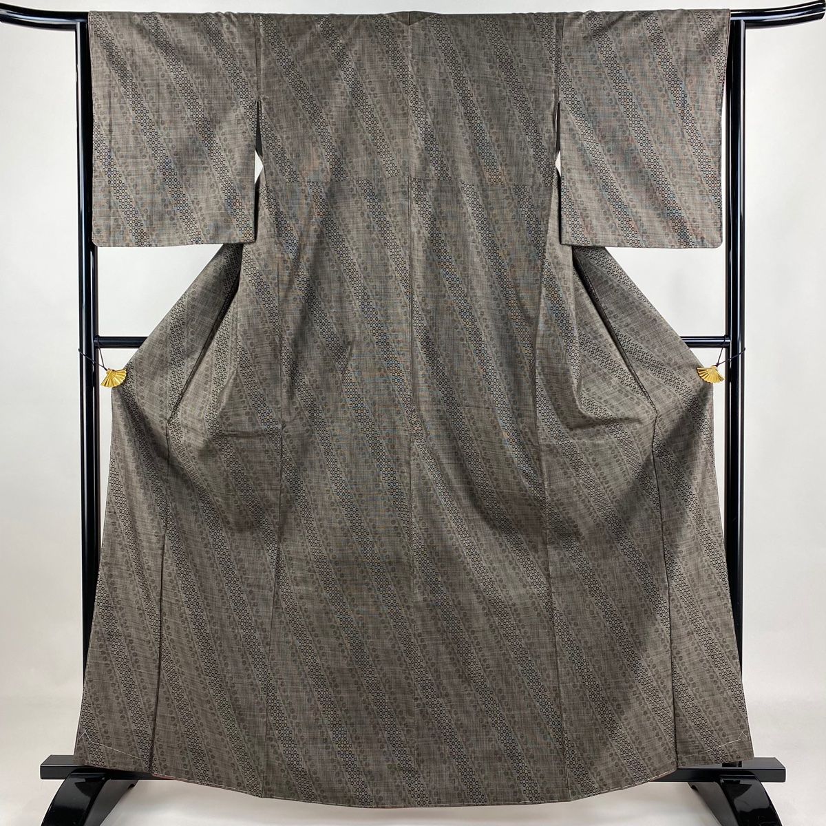 大島紬 身丈163cm 裄丈64cm M 袷 純泥染 証紙 斜縞 幾何学 焦茶色 正絹 名品