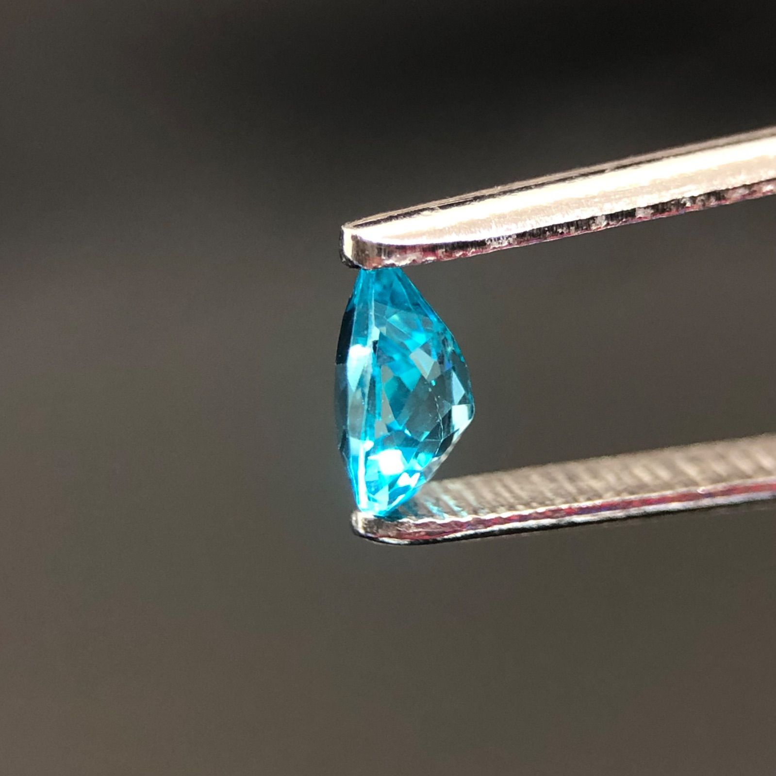 天然 アパタイト 0.55ct ルース パライバカラー 美濃色 高彩度 煌めく