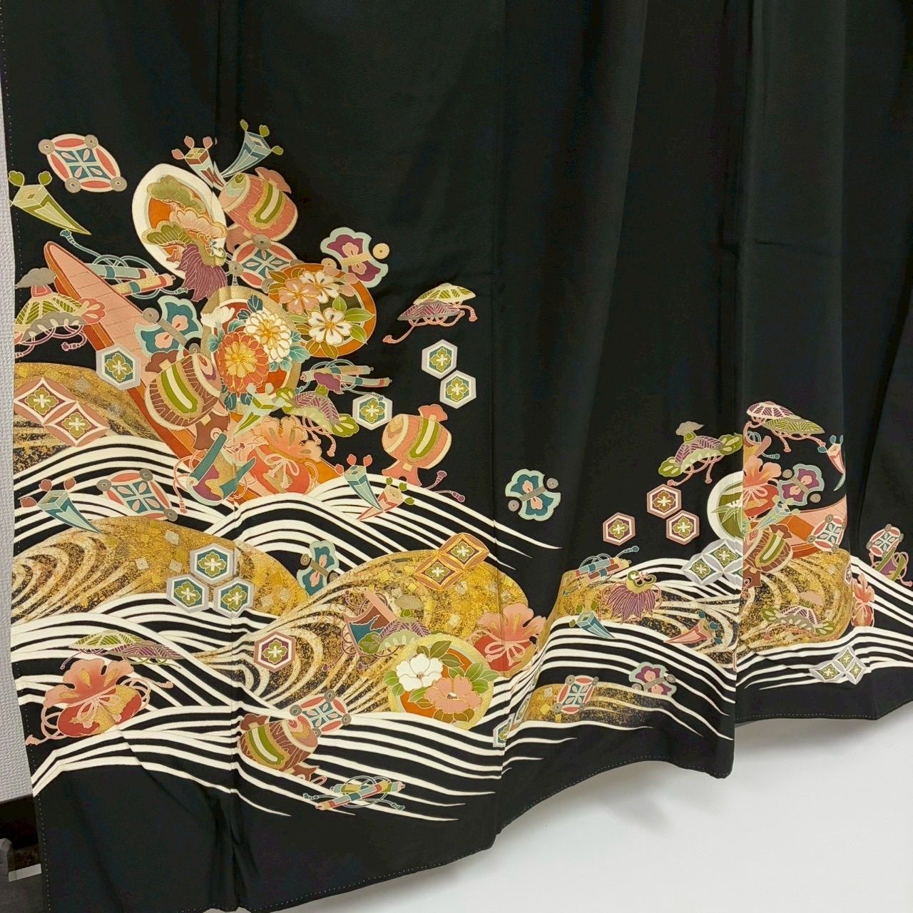 b804 正絹　黒留袖　比翼付　宝尽くし　落款　金駒刺繍　トールサイズ極美品着物 リサイクル着物 黒留袖 中古 正絹 三つ紋 比翼付き 結婚式 金駒刺繍 箔
