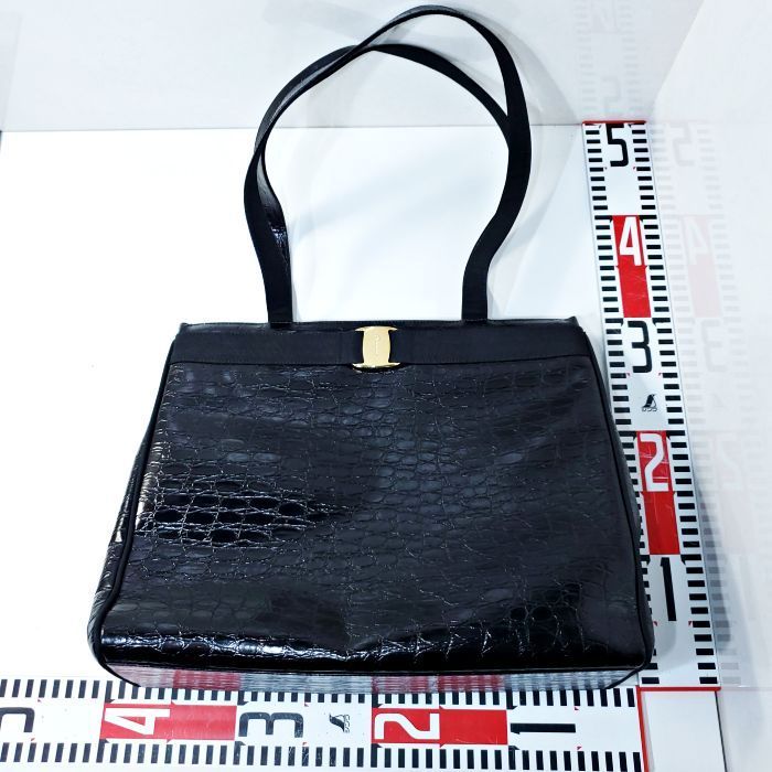 美品】サルヴァトーレフェラガモ Salvatore Ferragamo ヴァラ 美品】サルヴァトーレフェラガモ Salvatore Ferragamo ヴァラ