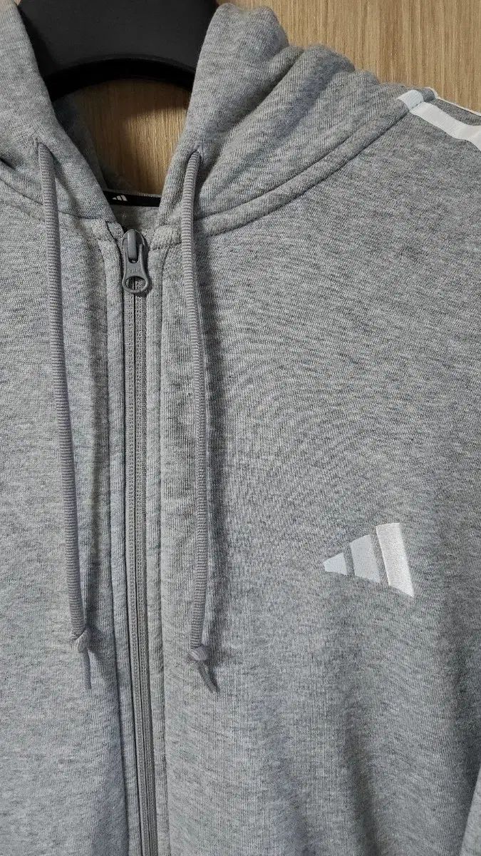着用画像 アディダス エッセンシャルズ フレンチテリー フーディー ジップアップ ルーズフィット パーカー トップス メンズ