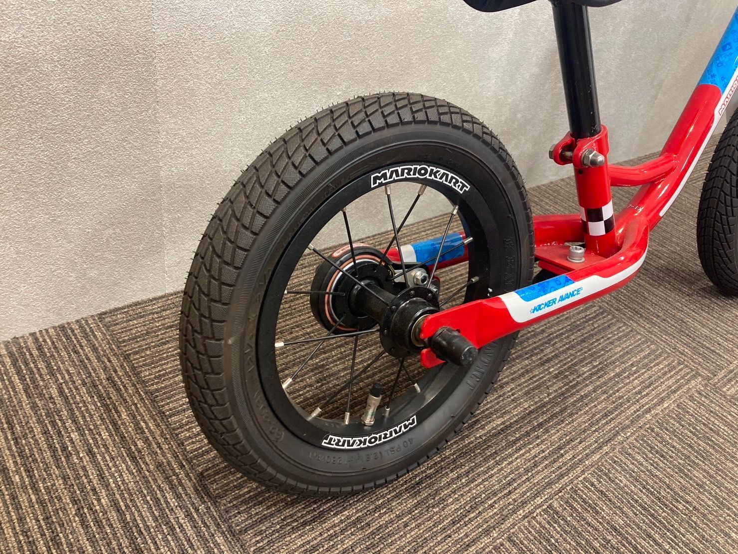 【希少】12インチ マリオカート バランスバイク キッカーアバンス ストライダー 希少】12インチ マリオカート バランスバイク キッカーアバンス