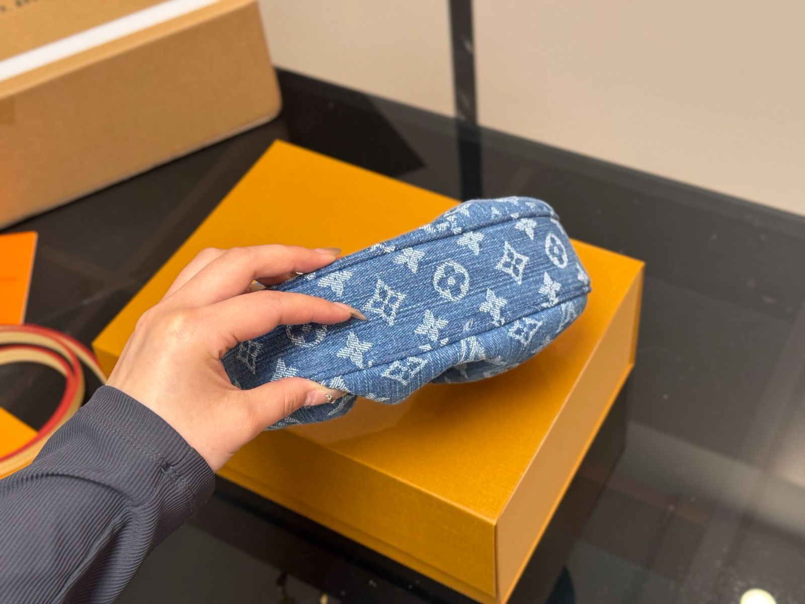Vuitton デニム製新色アイボリングバッグ