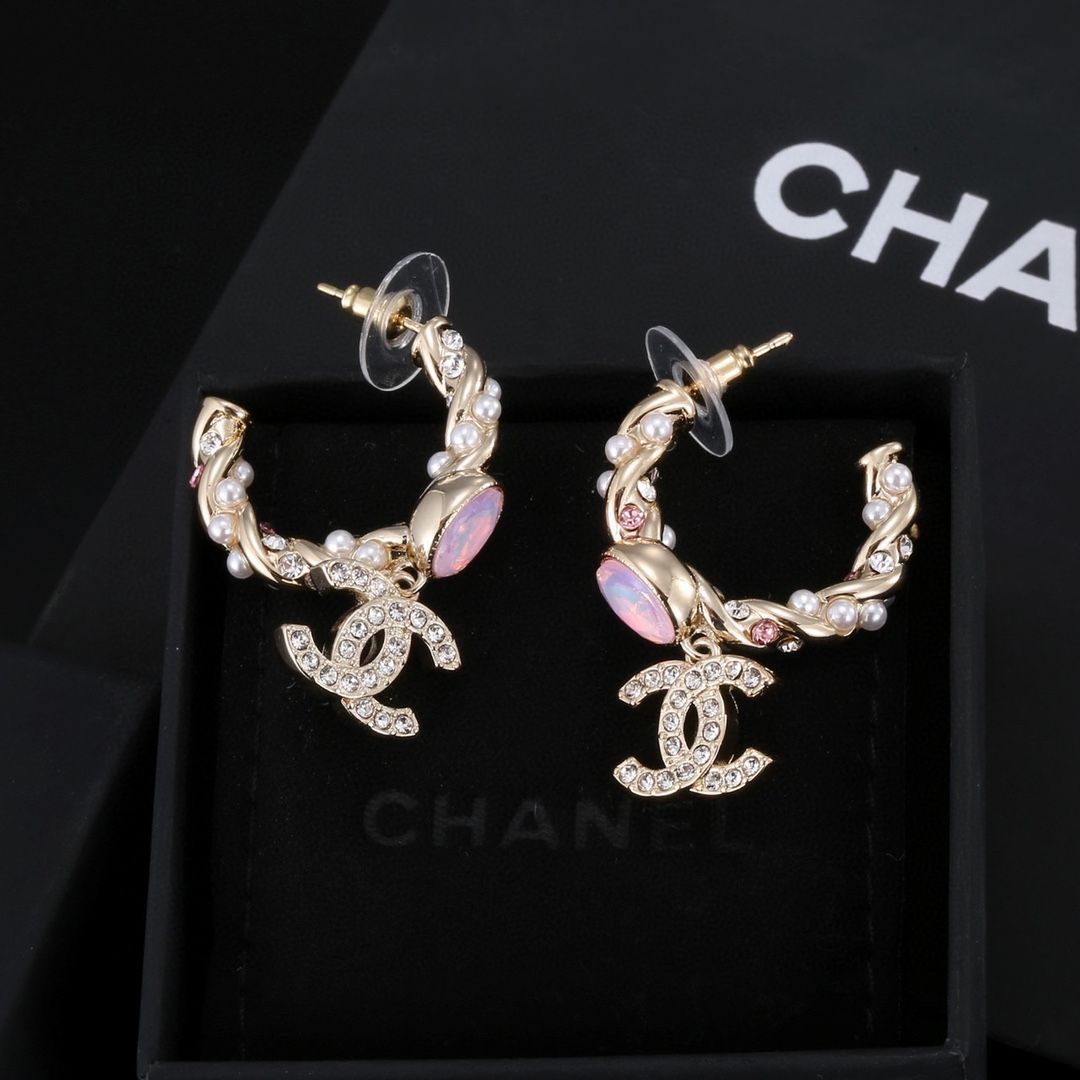 Chanel パール装飾 ロゴピアス Chanel パール装飾 ロゴピアス
