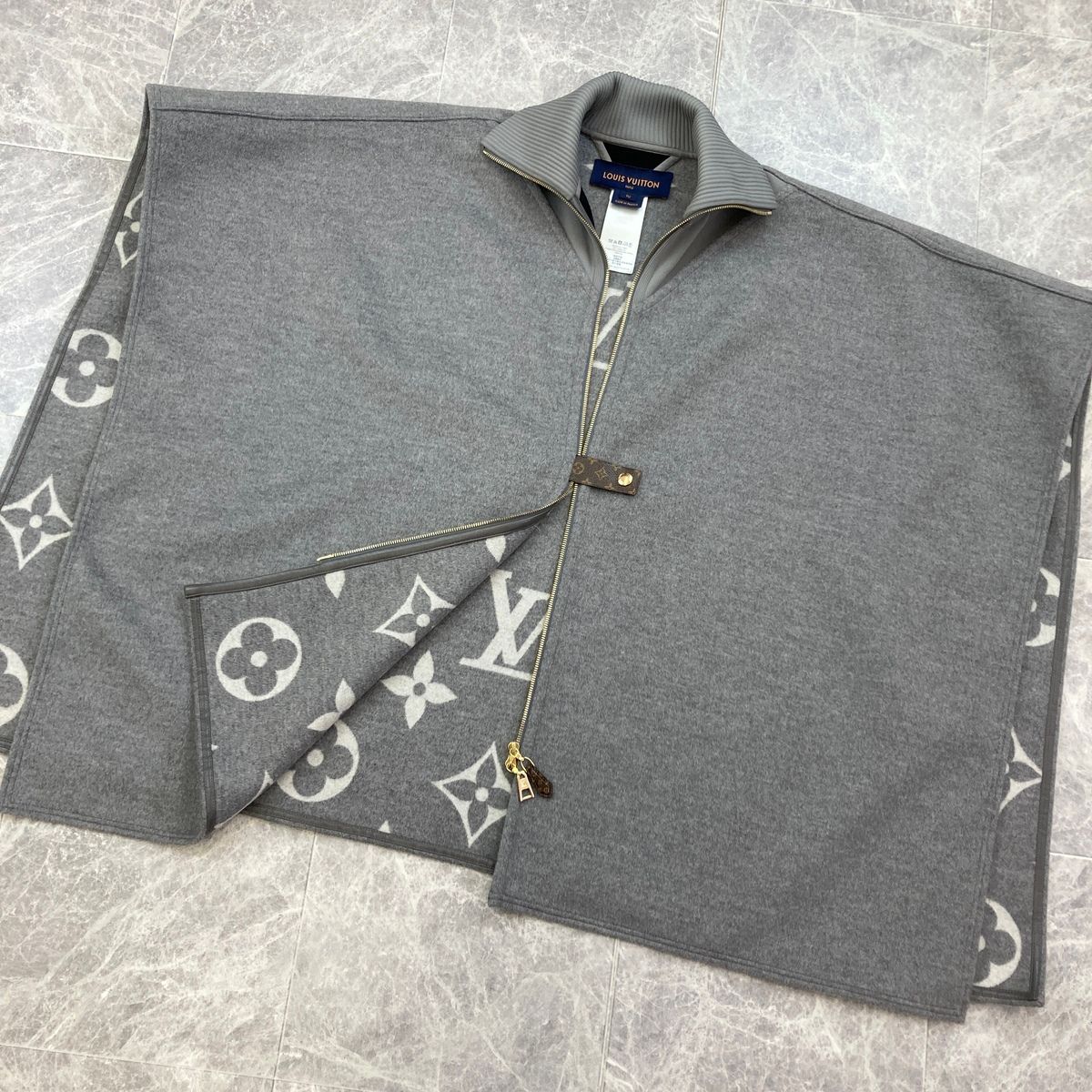 LOUIS VUITTON ルイヴィトン モノグラム スポーティ ハイネック ダブルフェイスケープ ポンチョ コート 1A92VA レディース ウール|シルク グレー|ホワイト