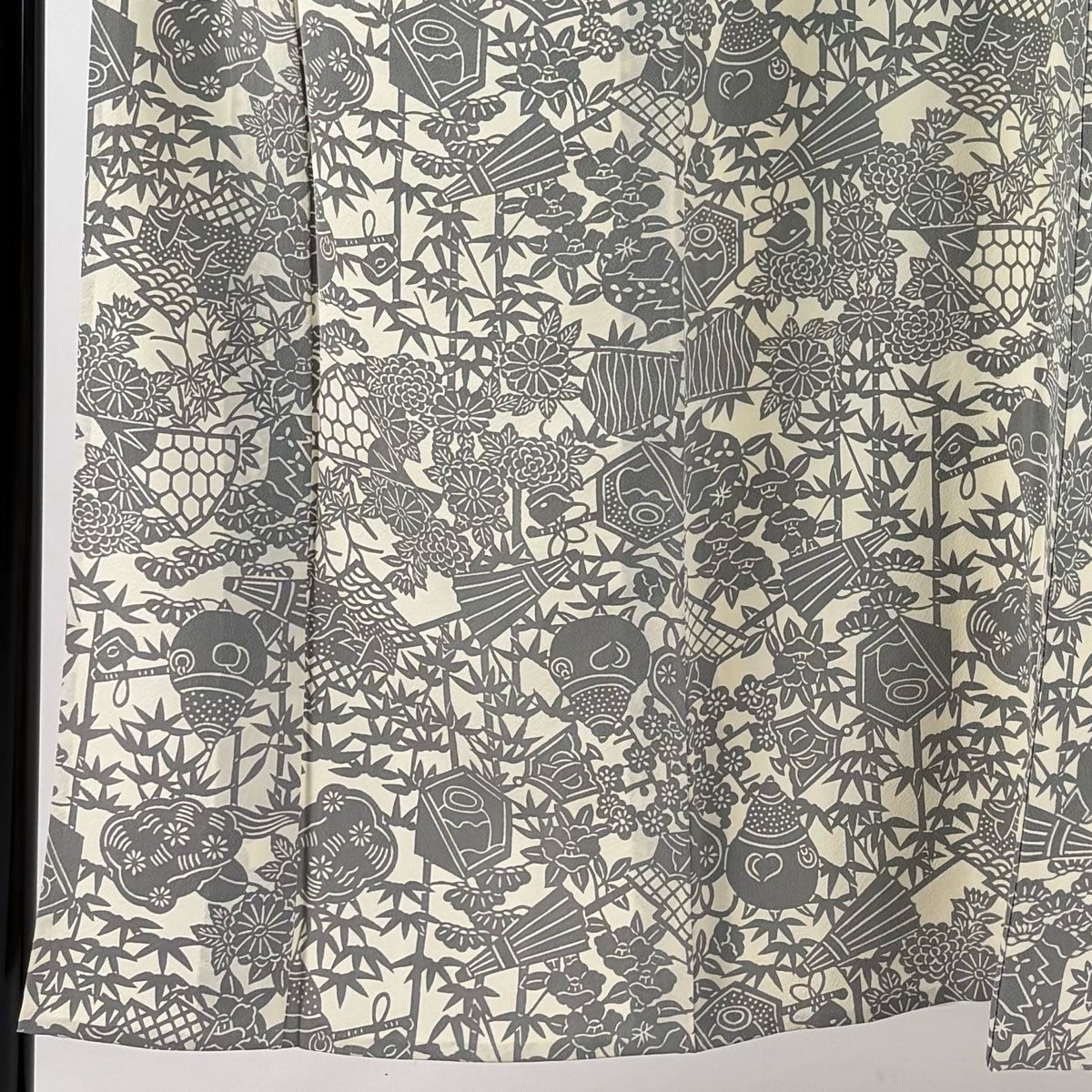 小紋 身丈151cm 裄丈62cm S 単衣 伊と幸 松煙染 落款 番傘 草花 クリーム 正絹 秀品