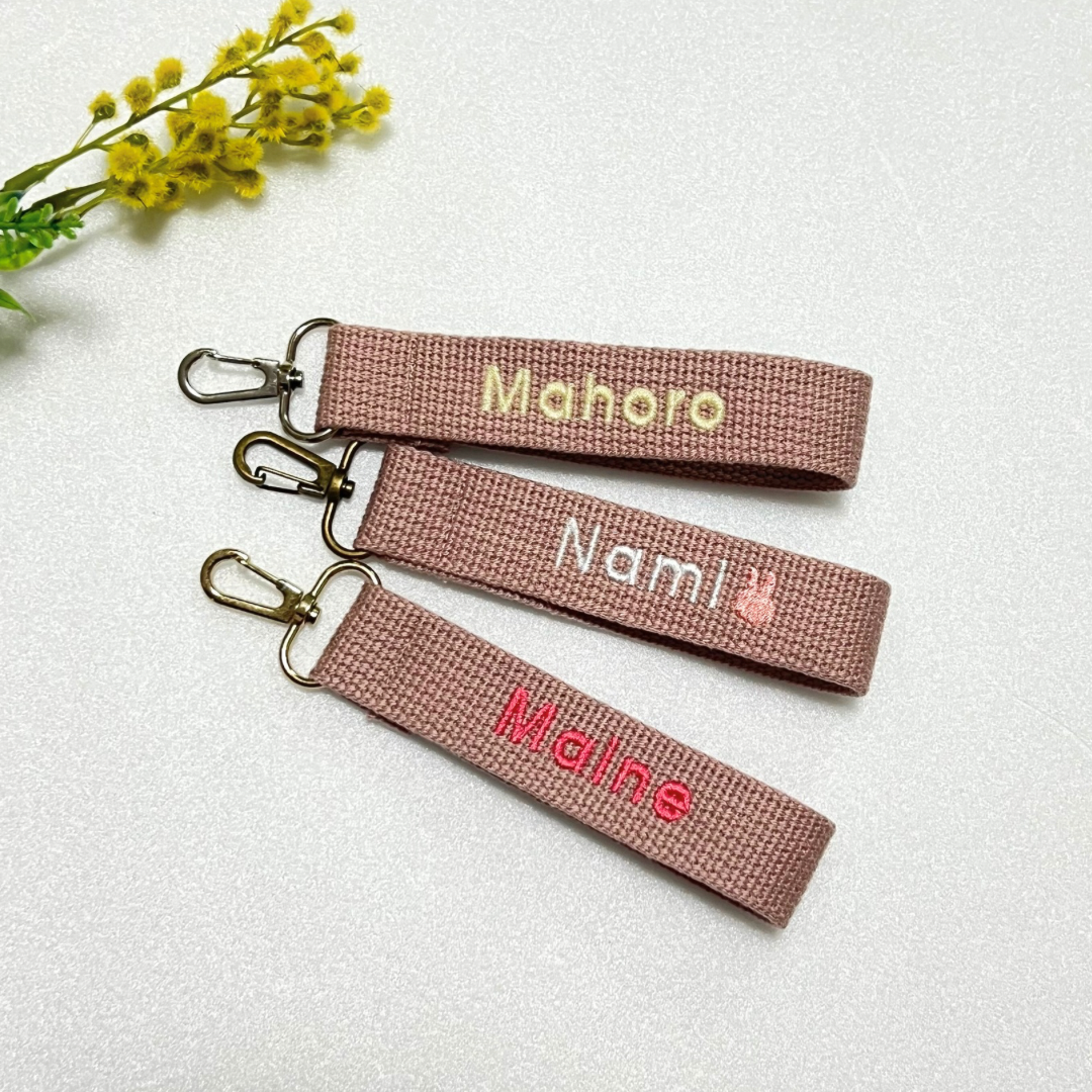 \\大ﾘﾆｭｰｱﾙ//  ネームタグ　バックチャーム　名前入りキーホルダー　刺繍　名入れ