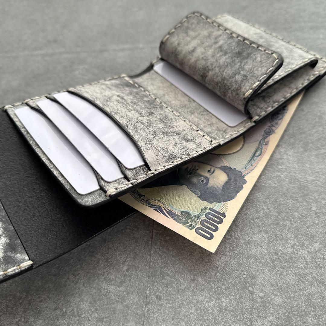 3つ折りトラッカーウォレット】本革ハーフウォレット ハトメ