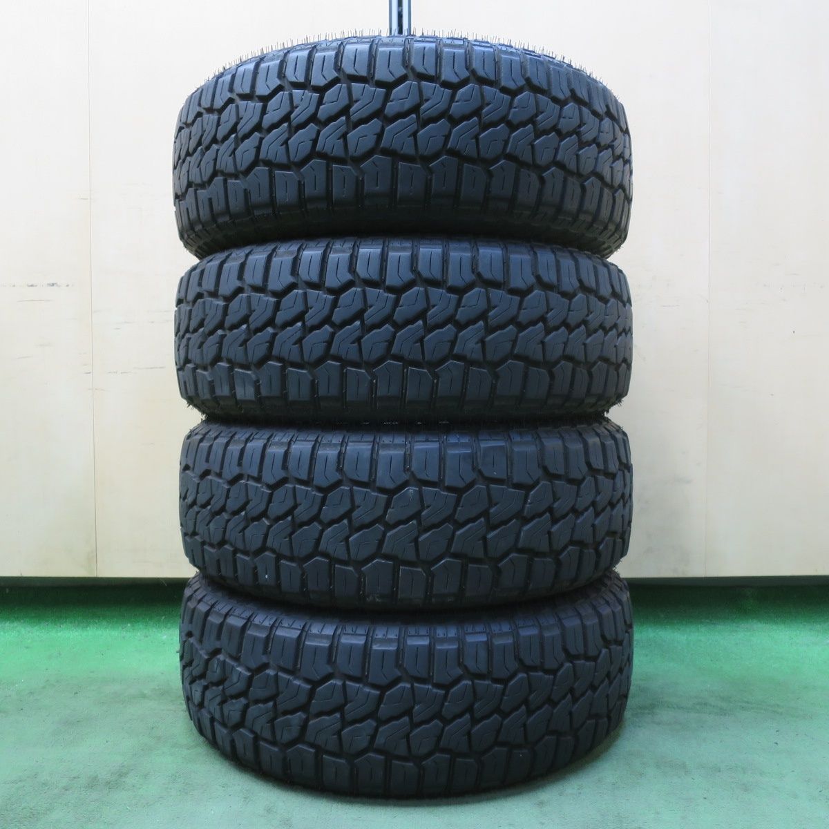 バリ溝 23年 9分 215 65R16C 8PR 109 107Q モンスタ RT HYBRID ホワイトレター 16インチ タイヤ ハイエース レジアスエース 等 5072404イノタ