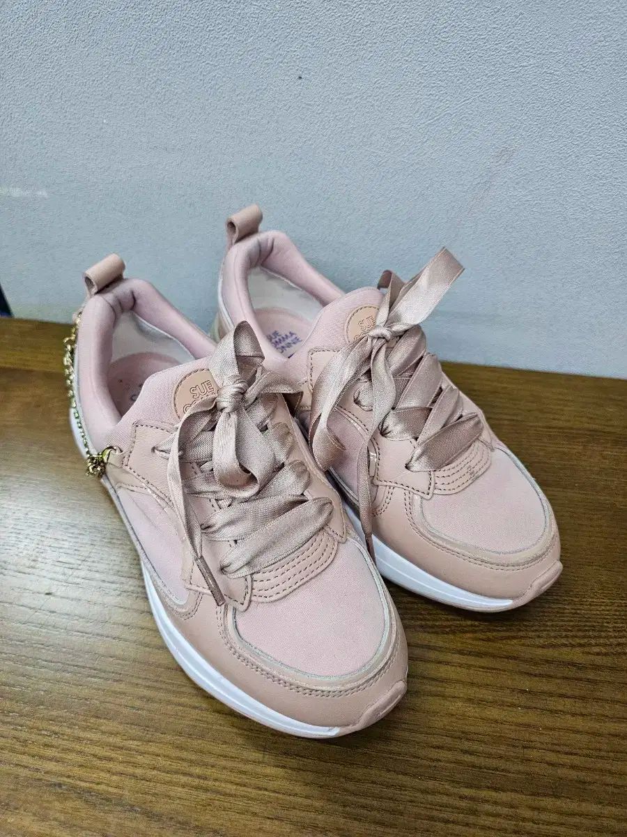 シューコンマボニー チェーン リボン スニーカー