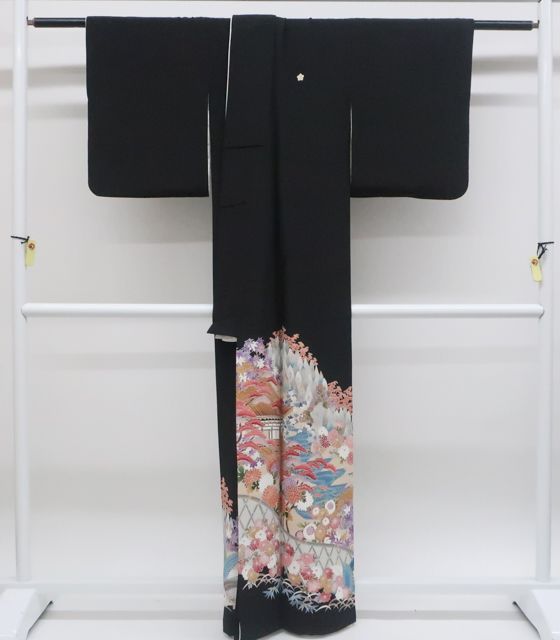 【着物】黒留袖 五つ紋 比翼仕立 流水に松・花・木々文 身丈約163.5cm 裄丈約64cm 25z06-3114 一輝堂】【着物】黒留袖 五つ紋 比翼仕立 流水に松・花・木々文 身丈約