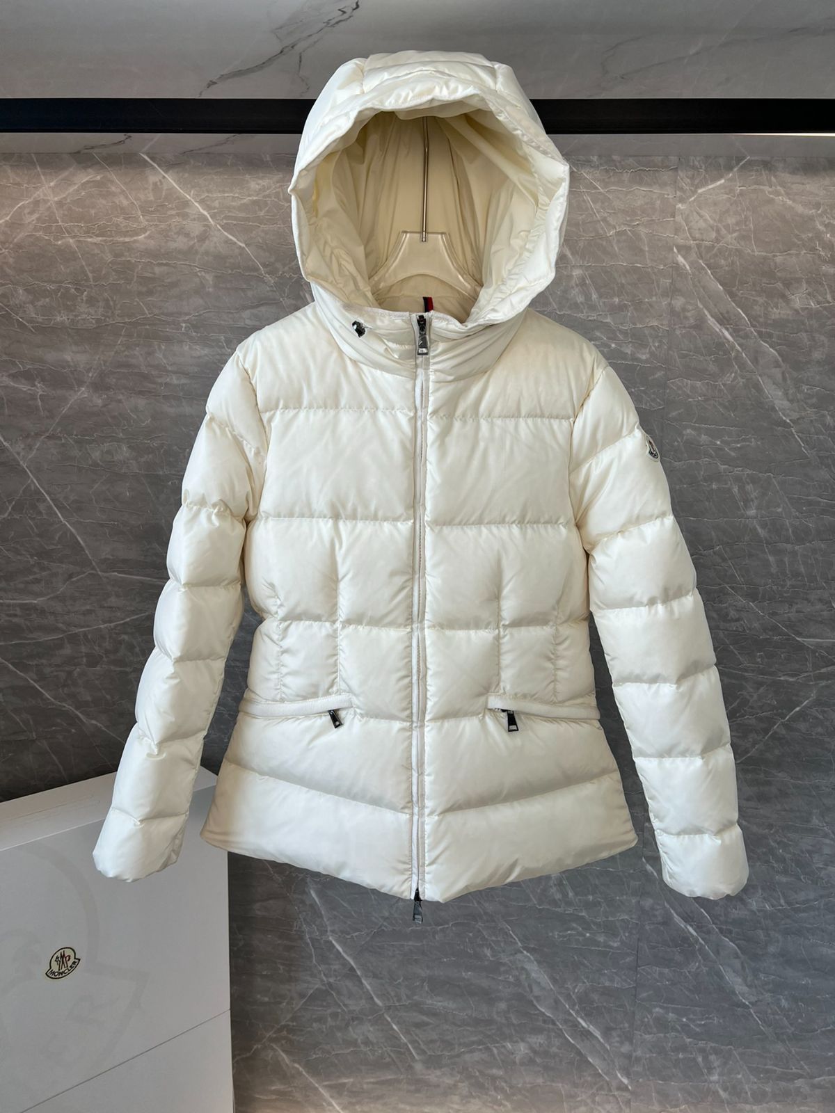 MONCLERモンクレール ミルクホワイト avoceショートレディース