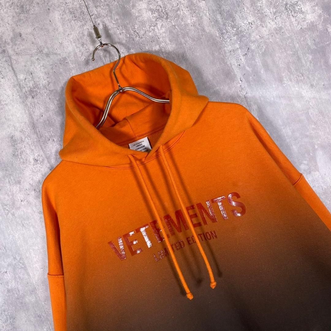 VETEMENTS』ヴェトモン (S) グラディエントロゴ パーカー - メルカリ