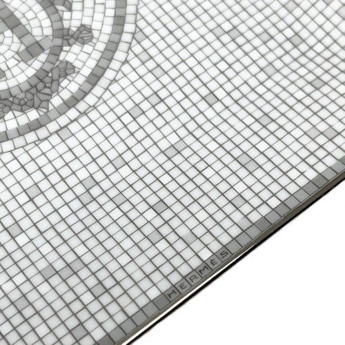 HERMES - 【新品同様】HERMES　エルメス　モザイク　24　No3　スクエアプレート　P035043P　陶器　プラチナシルバー　ホワイト　テーブルウェア　インテリア食器　西洋食器　四角　小皿　平皿　プレイト　ヴァンキャトル　プチカレ【中古】【76777】 HERMES - 【新品同様】HERMES エルメス モザイク 24 No3