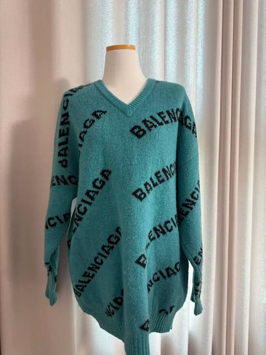 BALENCIAGA バレンシアガ 明快な ティールと ブラックレタリング ニット