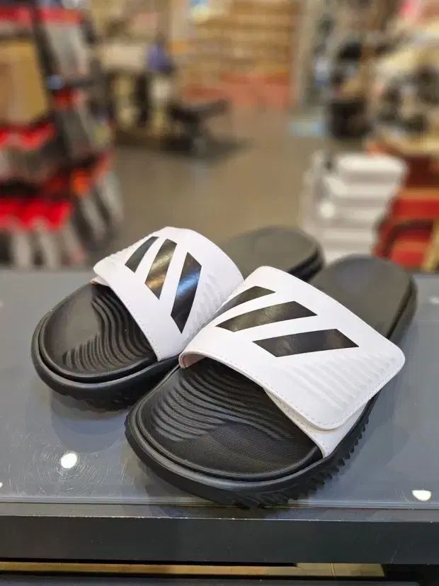 adidas アディダス