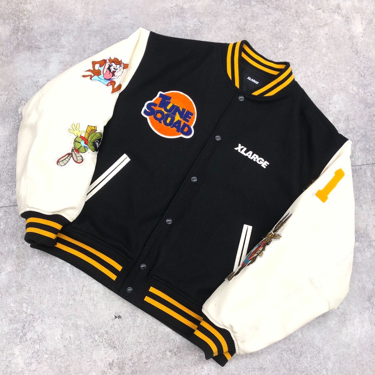 X-LARGE × SPACE JAM エクストララージ × スペースジャム A NEW LEGACY VARSITY JACKET ベースボール ジャケット  スタジャン ワッペン 刺繍 メンズ BLACK ブラック 黒 Lサイズ 101213021009 - メルカリ