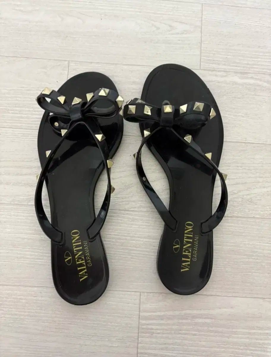 VALENTINO★人気モデル ロックスタッズ リボンビーチサンダル Valentino ロックスタッズ ビーチサンダル ピンクベージュ 37