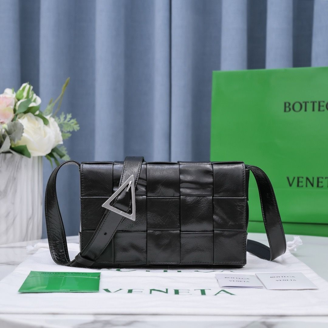 BOTTEGA VENETA ボッテガヴェネタ パデットカセットショルダーバッグ