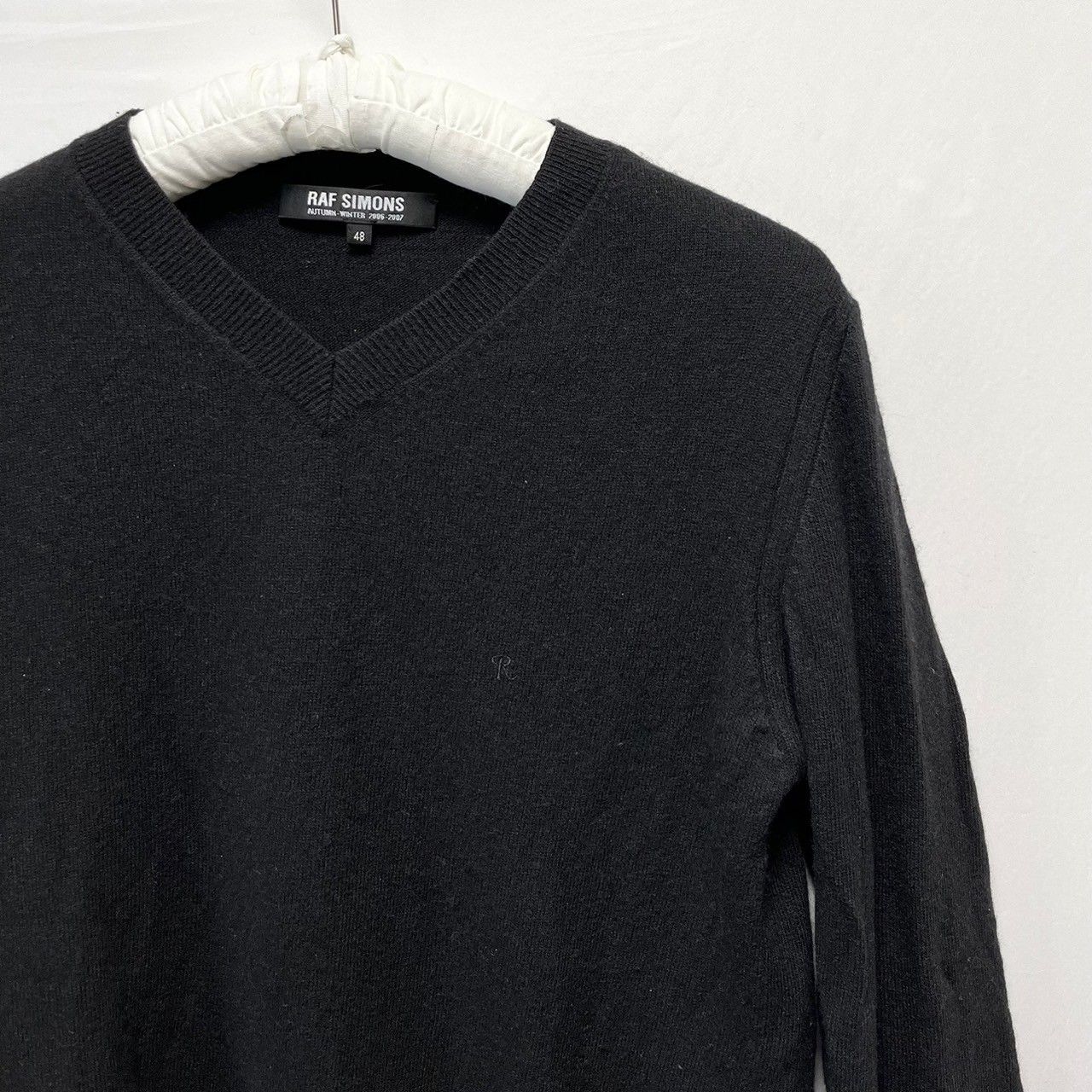 RAF SIMONS ラフシモンズ 06AW R刺繍Vネックニットセーター - メルカリ