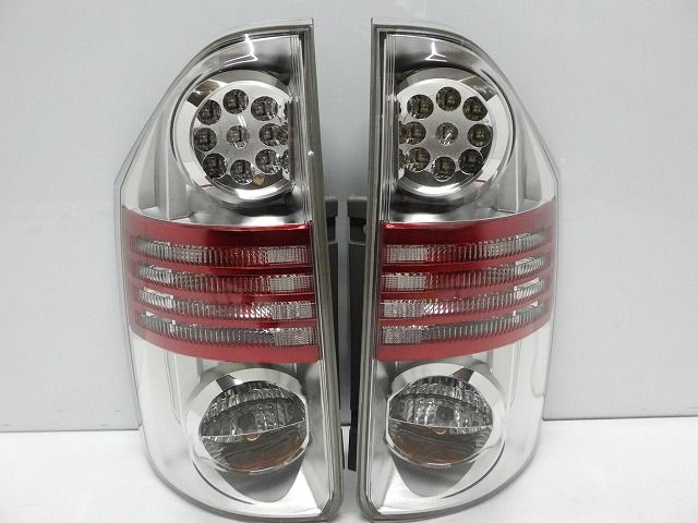 コーティング加工済 ZRR70/75 ヴォクシー 前期 テールレンズ左右 28-189 純正OP 230712035