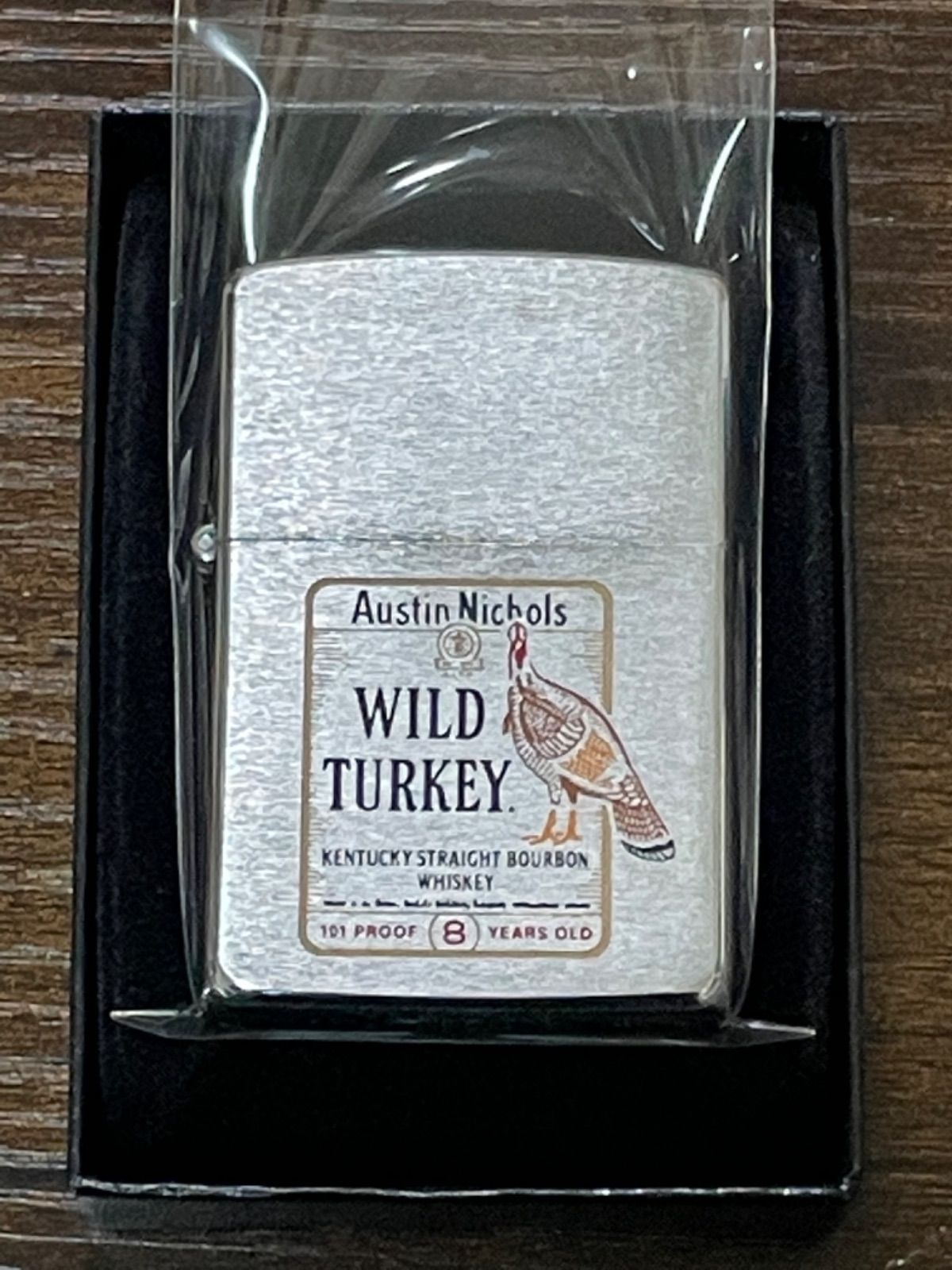 zippo ワイルドターキー 底面斜体ロゴ WILD TURKEY 年代物 1987年製 Austin Nichols （8）YEARS OLD 筆記体  BOURBON WHISKEY デットストック シルバーインナー 1987年製 ケース 保証書 - メルカリ