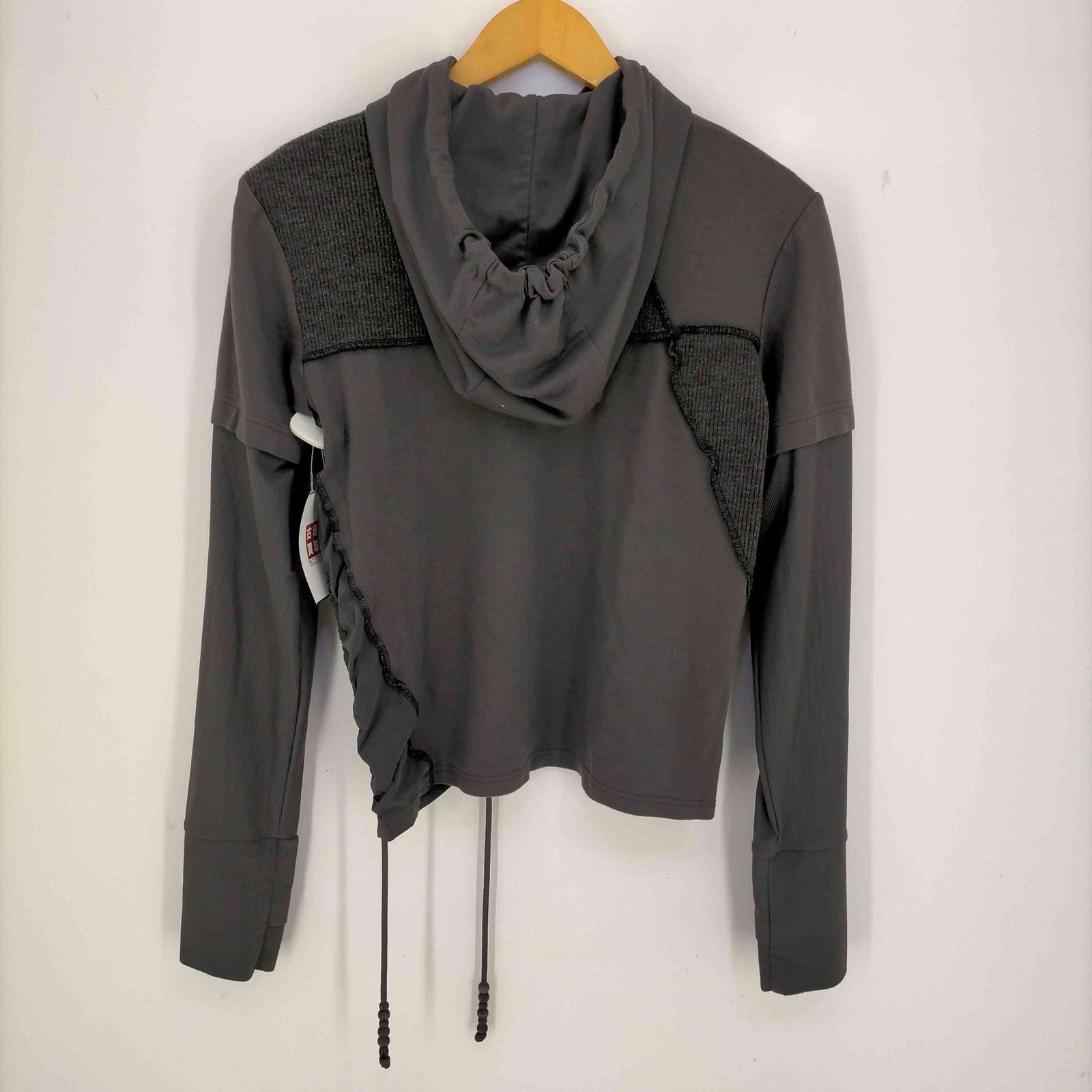 hyein seo(ヘインソ) TWISTED HOODIE サムホール レディース JPN：1  中古 古着 0344 ヘインソ hyein seo TWISTED HOODIE サムホール レディース JPN