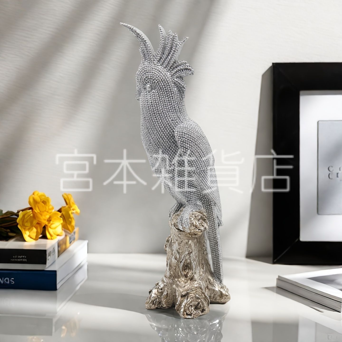 オブジェ 置物 シルバーのオウム キラキラ 感 ガーデンオーナメント インテリア 樹脂 インテリア雑貨 室内 寝室 玄関 リビング ダイニング 庭 ガーデニング プレゼント ギフト ユニーク 棚装飾