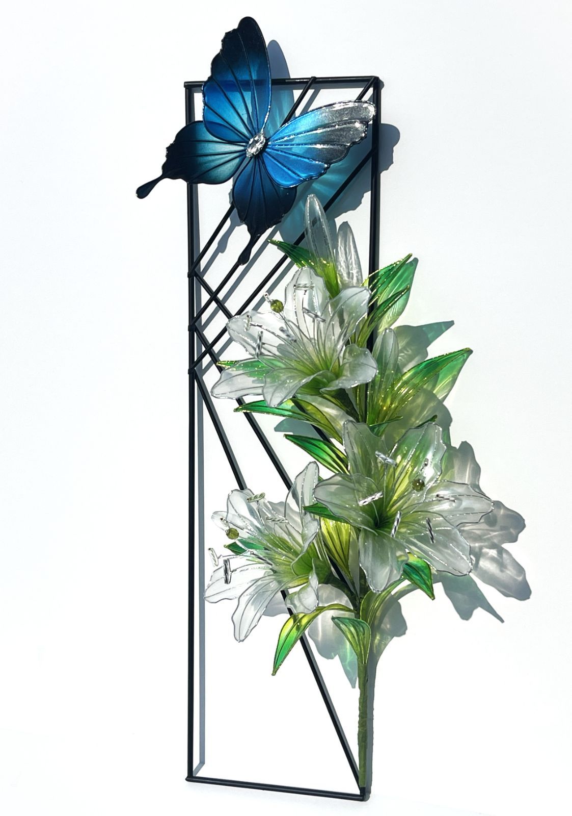 蝶が舞う百合のワイヤーフレーム【白×黄緑・インテリア・シルバー