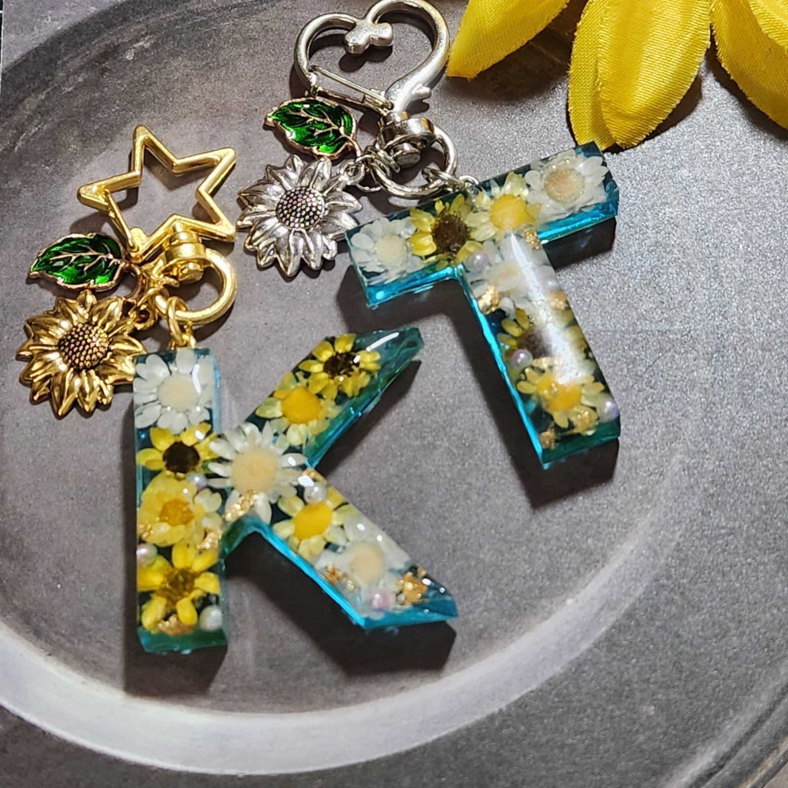 オーダー イニシャルチャーム キーホルダー レジン アルファベット