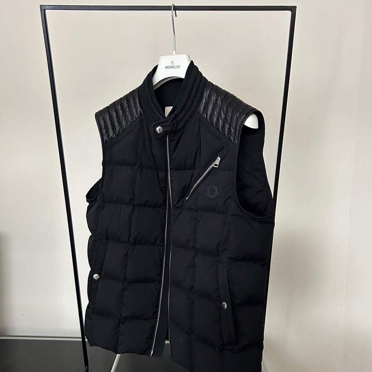 美品✨モンクレール ロゴ ダウンベスト 2 M ナイロン 黒 MONCLER モンクレール I20911A00096 TIB GILET ロゴ ワッペン