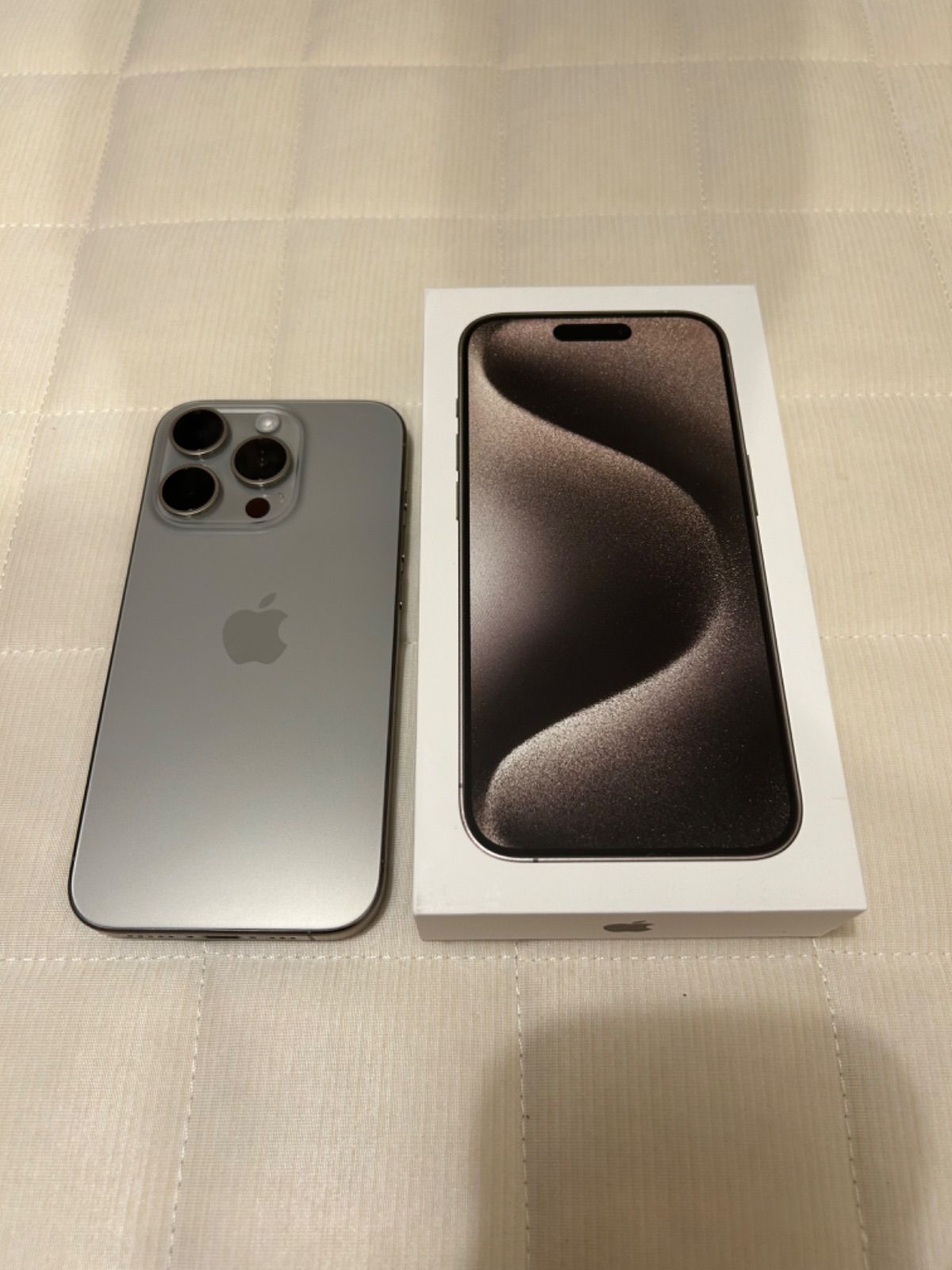 iPhone 15 Pro 256GB ナチュラルチタニウム AirTag付き