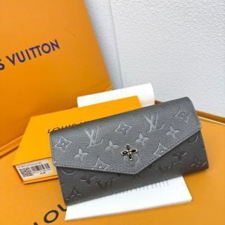 ルイ ヴィトン Portefeuille Lisaは柔らかなMonogram Empreinteレザーで再解釈し Monogramエンボス模様を飾った ファスナーの頭にLVの丸が飾られている |