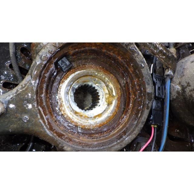 左フロントナックルハブ