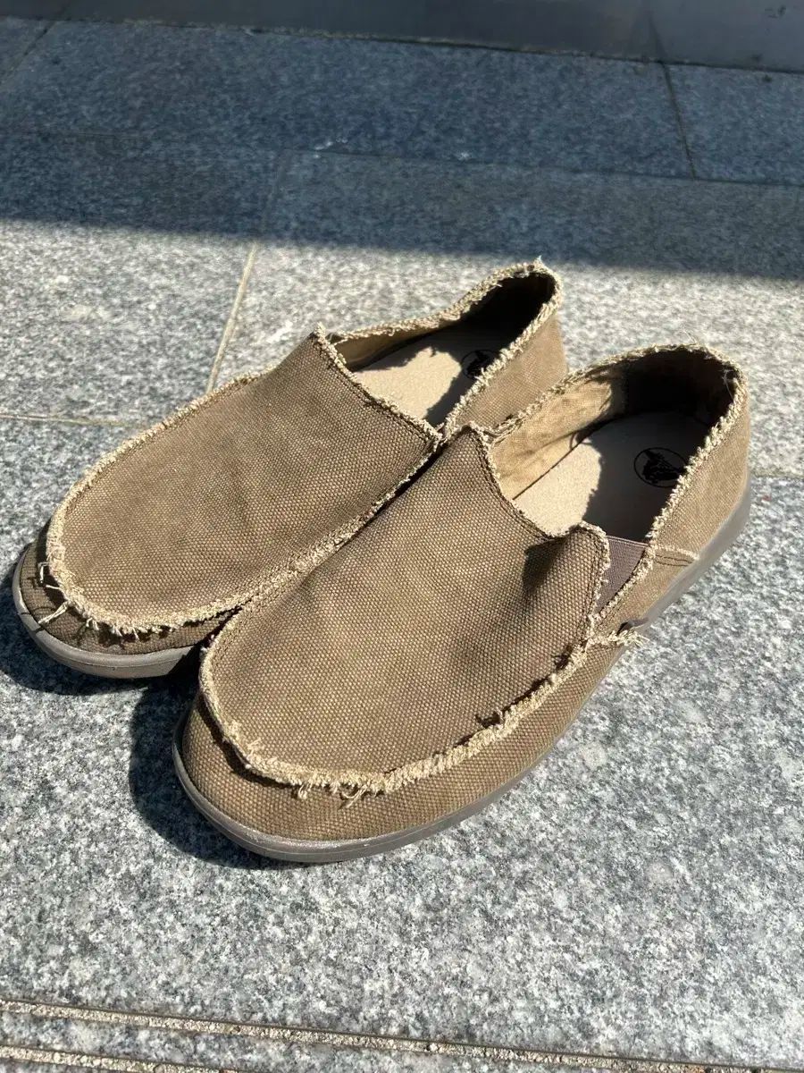 crocs