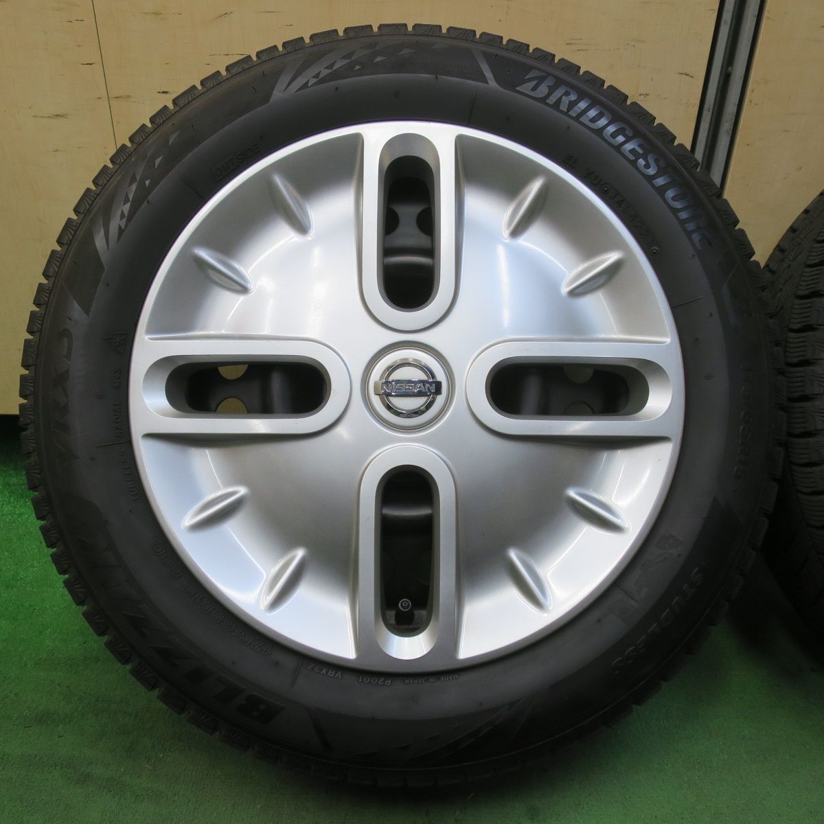 キレイ 21年 日産 キューブ 純正 スチール 175 65R15 スタッドレス ブリヂストン ブリザック VRX3 15インチ PCD100 4H 5092606イス
