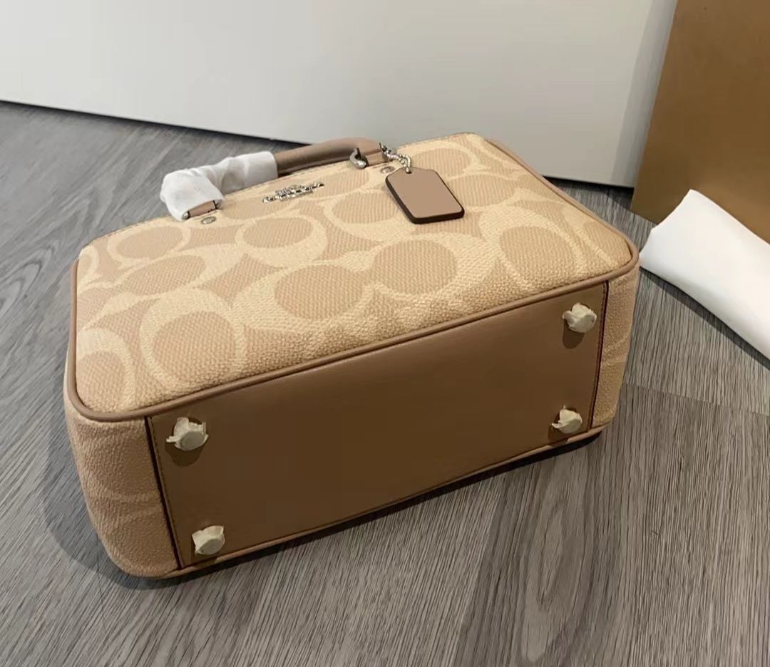 COACH 4月