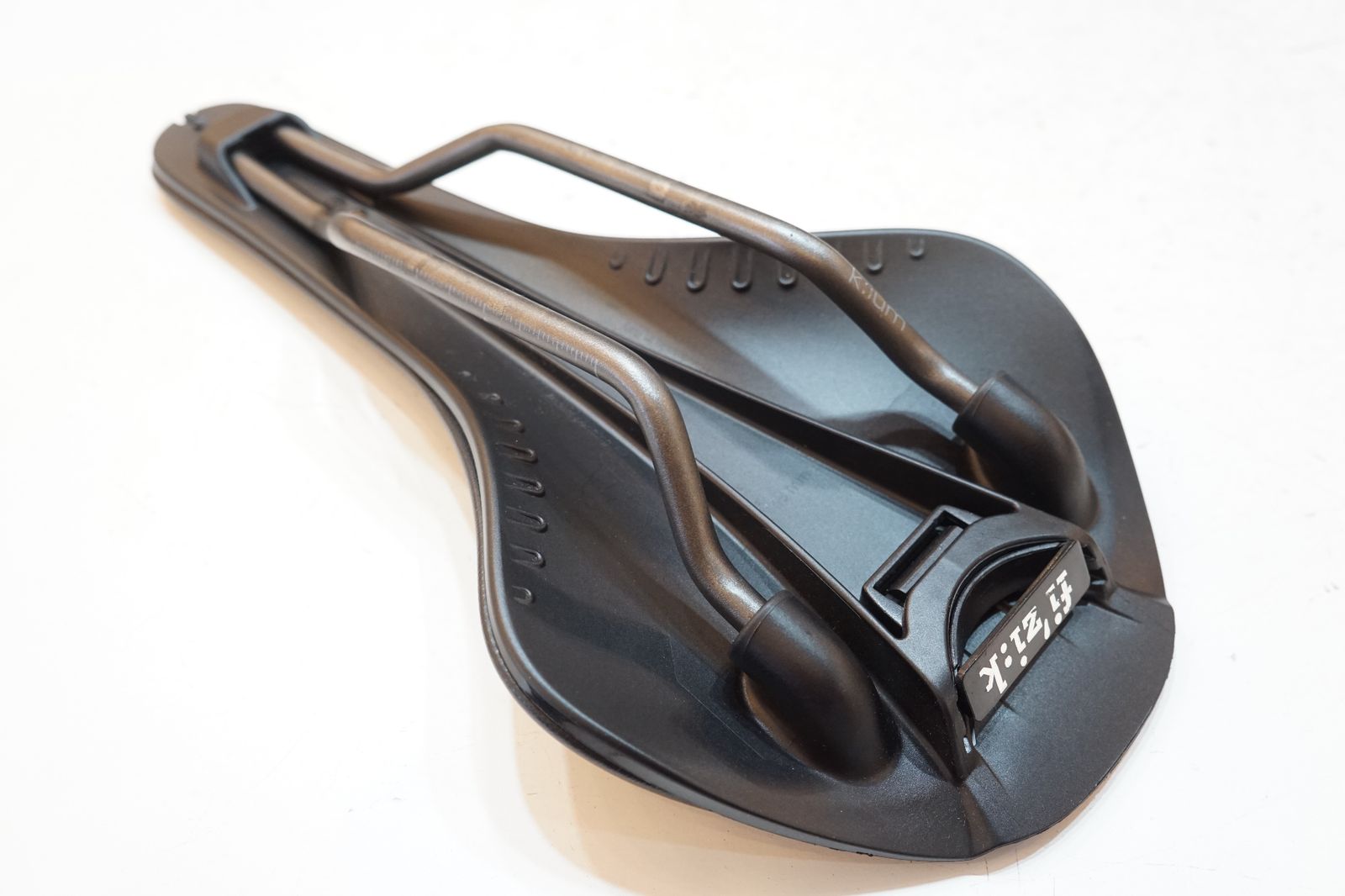 【2025年最新作】 FIZIK フィジーク ANTARES R3 VERSUS EVO サドル バイチャリ浦和ベース 変化