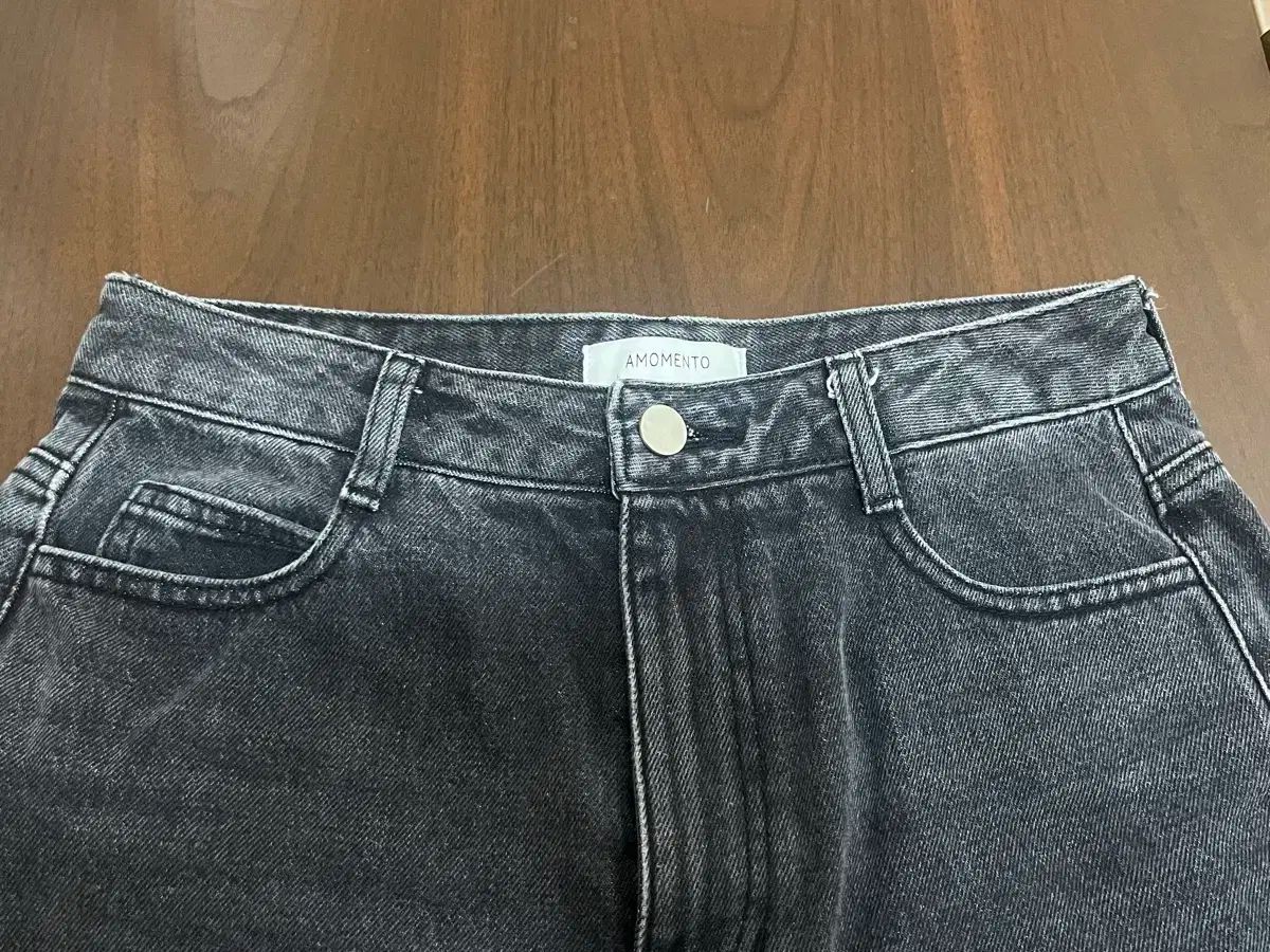 美品　AMOMENTO ブラック ポケット デニムショートパンツ AMOMENTO(アモーメント) 黒 デニム ショートパンツ - メルカリ