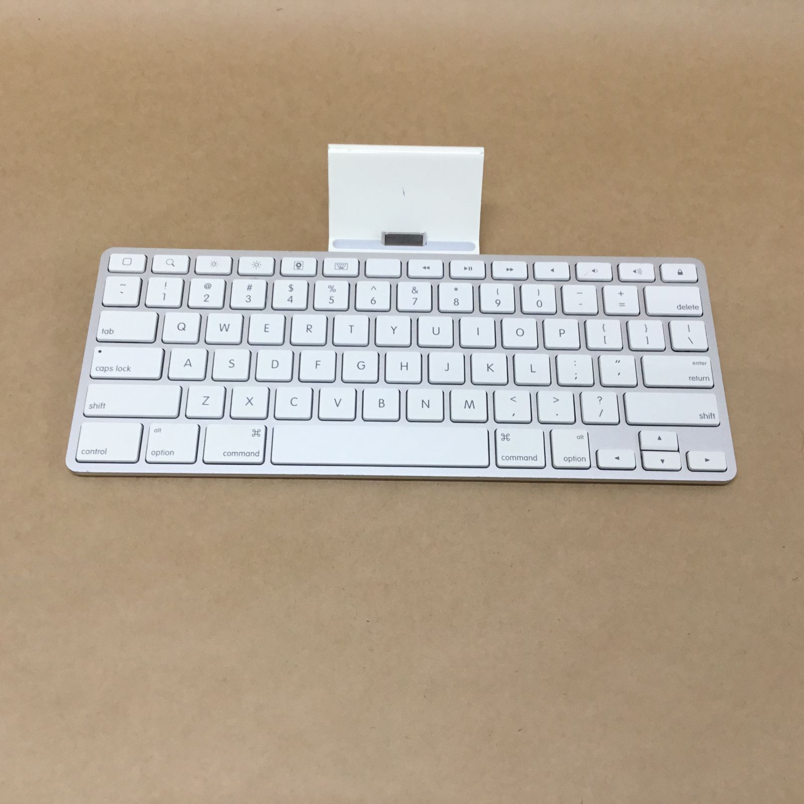 Apple Genuine iPad Keyboard Dock MC533J/A Model A1359 Dock Connector Compatible (Lightning Not Compatible)