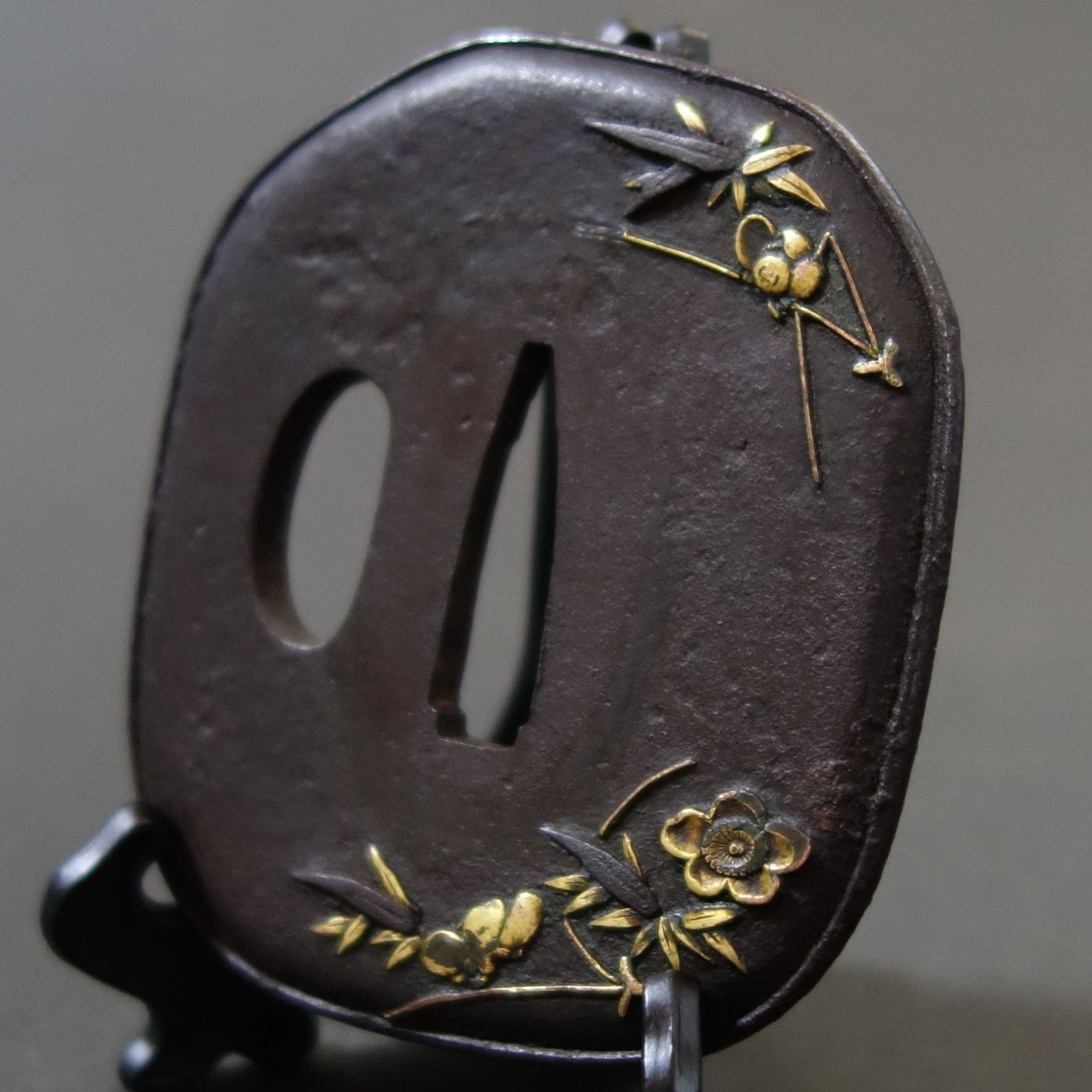 象嵌細工　鍔(つば) 鐔(鍔)－ t-598 鐔 菊に寿の図 鉄地金象嵌 － 日本刀の通信販売