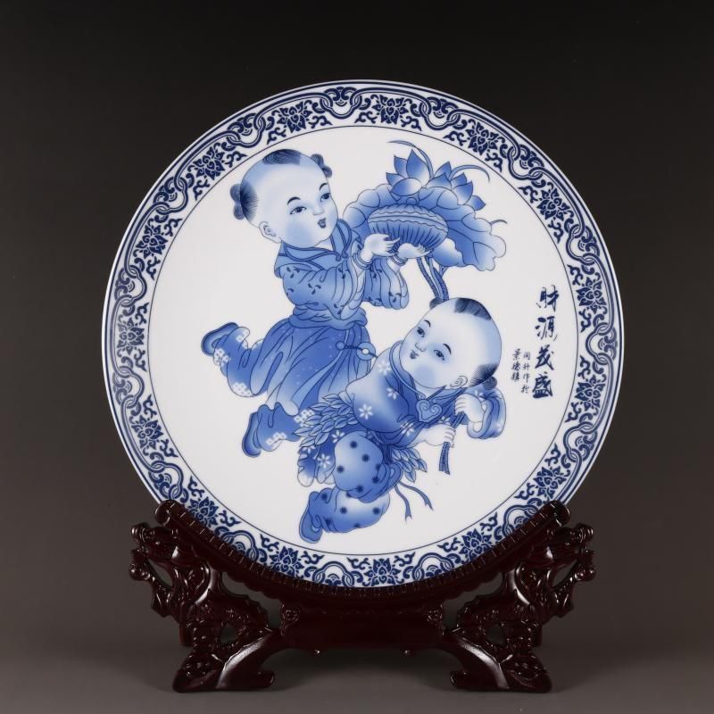 【本物新品保証】 清乾隆童子献寿青花賞盤 景徳鎮 陶磁器 装飾品 現代工芸品 美術 工芸品