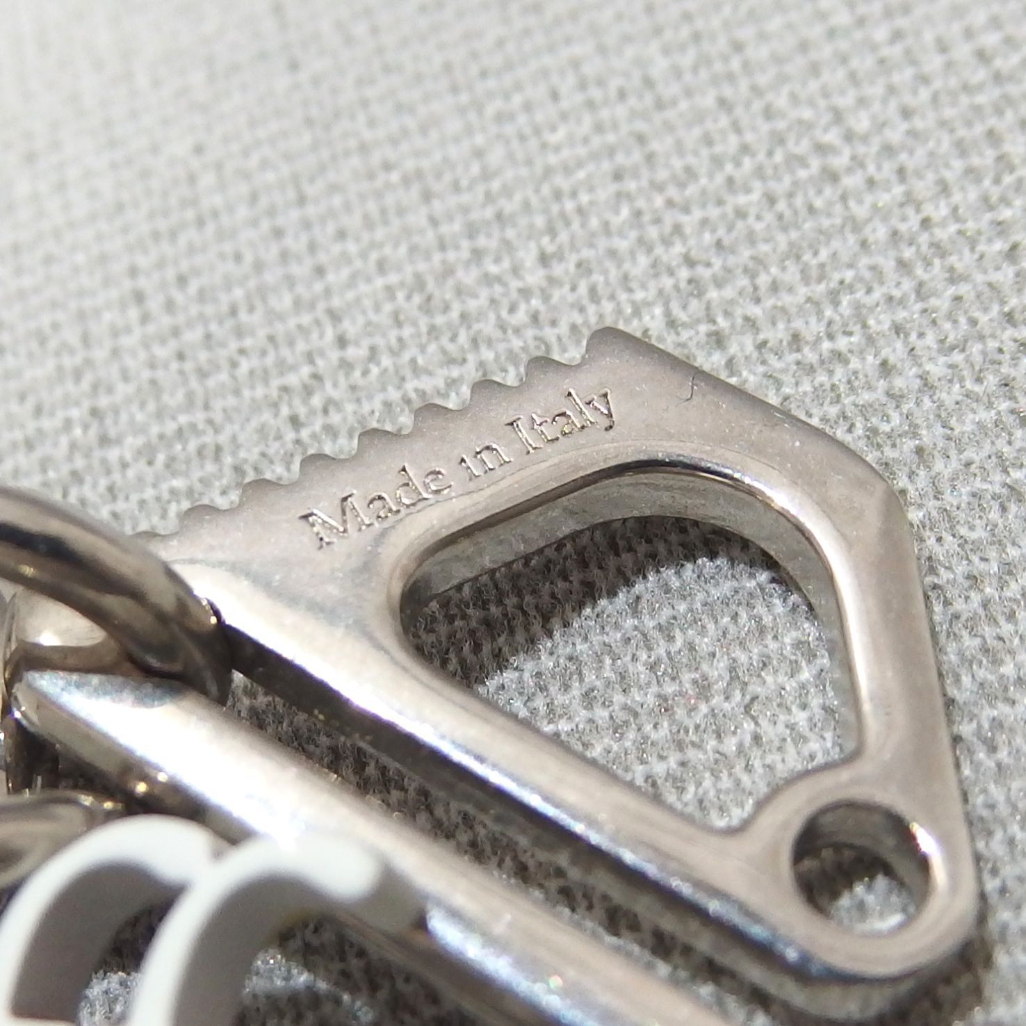 Off-White ロゴ チャーム 片耳用 ピアス オフホワイト WWW_SHINETEETH_COM