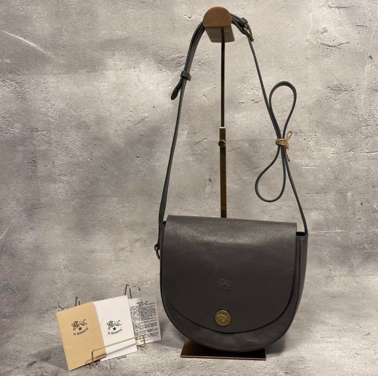 コンパクト＆上品】IL BISONTE 本革ショルダーバッグ グレー✨ - メルカリ