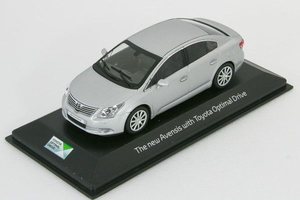 ミニチャンプス 1/43 トヨタ アベンシス セダン シルバー ディーラー