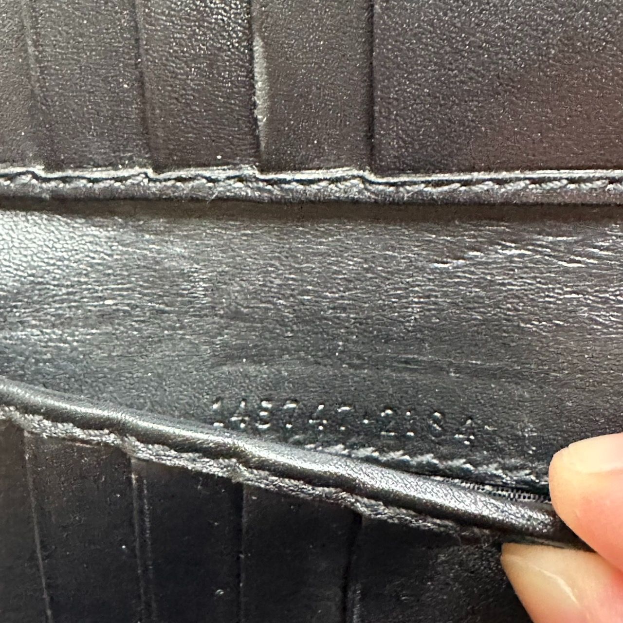 グッチ GUCCI 二つ折り財布 グッチシマ ゴールドロゴプレート ブラック