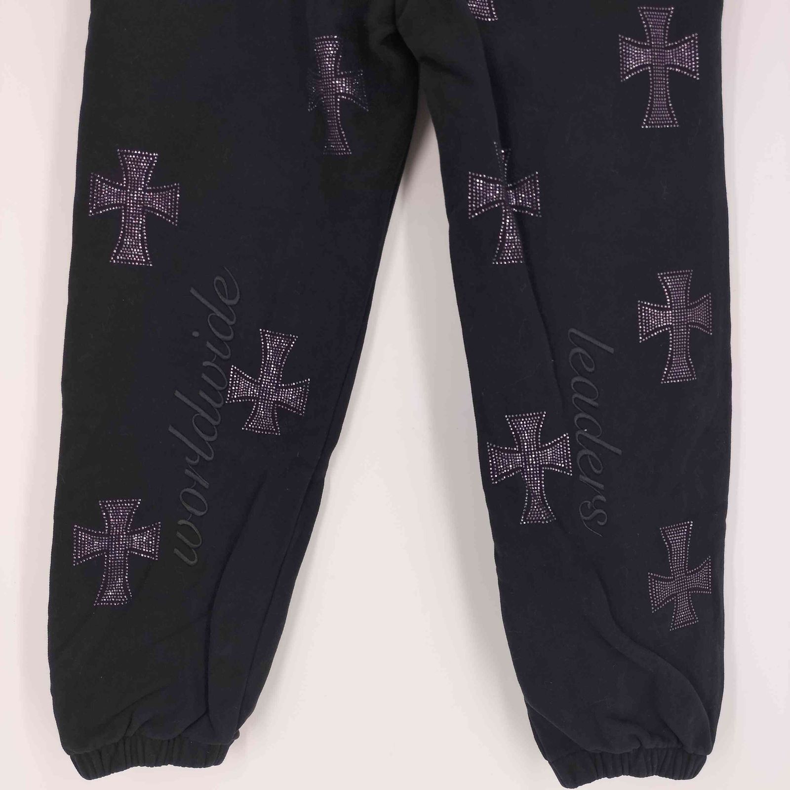 アンノウンロンドン UNKNOWN LONDON RHINESTONE CROSS SWEAT PANTS 