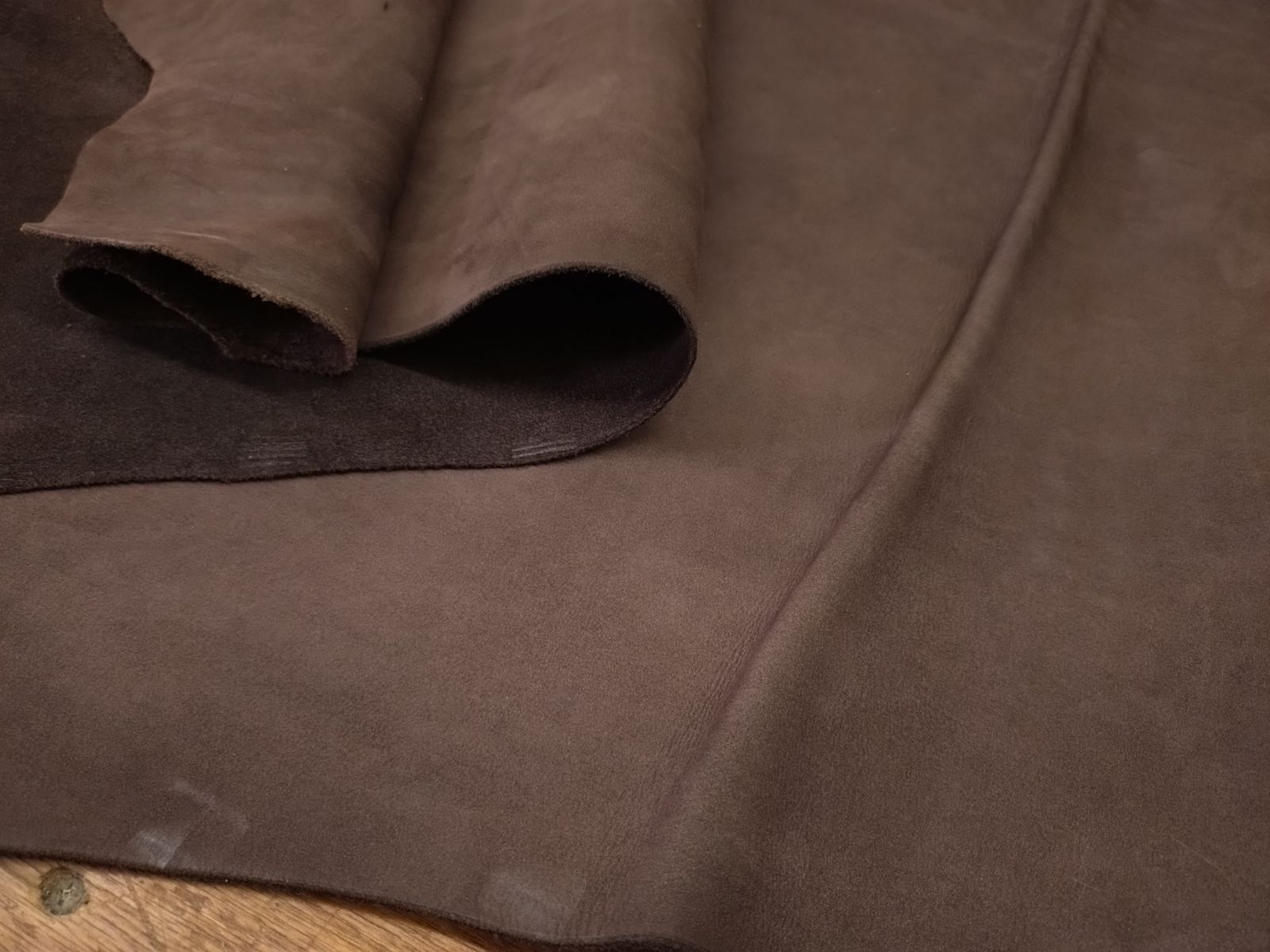 ヌバック革 ダークブラウン 半裁 303ds