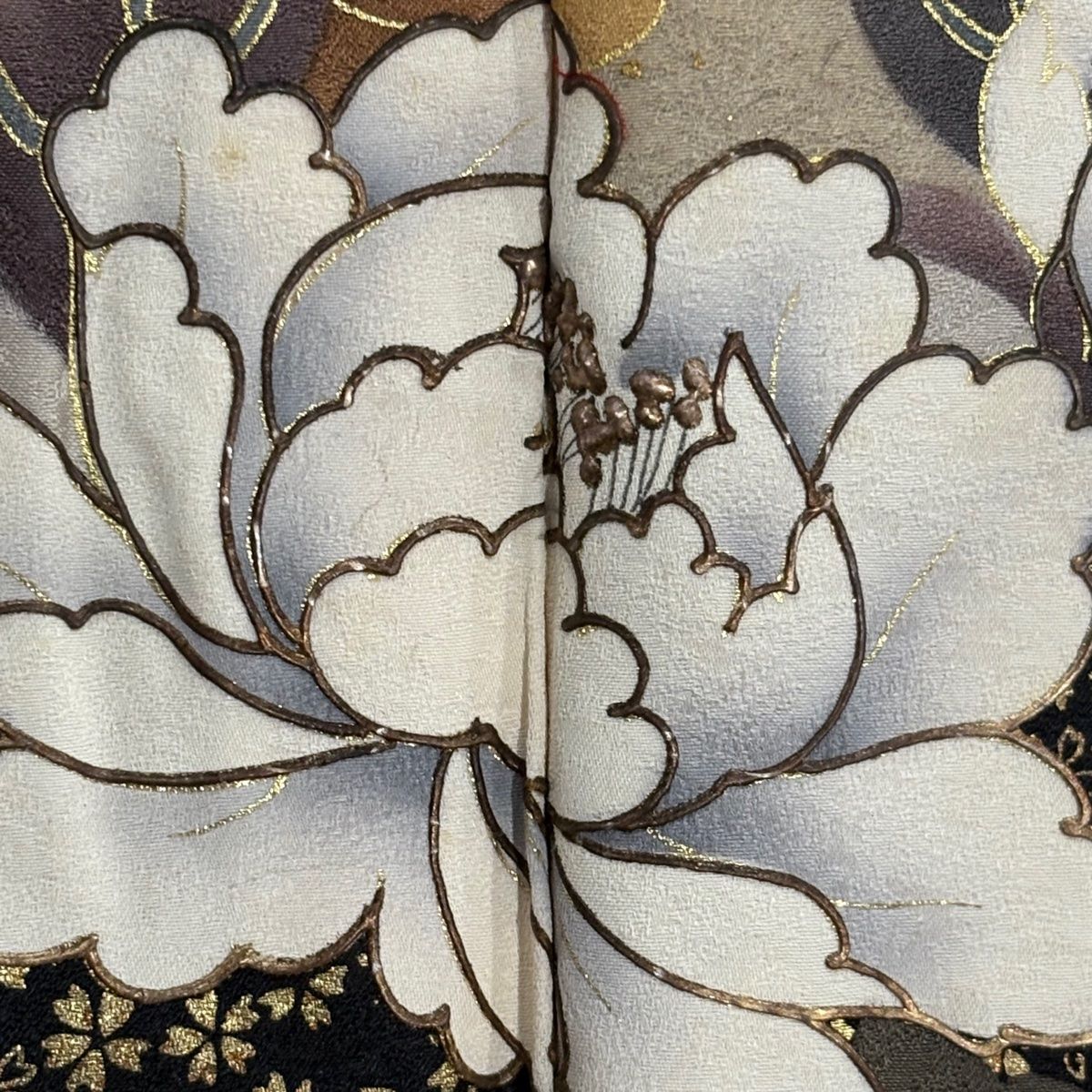美品 振袖 牡丹 桜 吉祥花 黒 金彩加工 トールサイズ 身丈177cm 正絹 振袖 身丈153cm 裄丈65.5cm M 袷 胡蝶蘭 桜 金彩 黒 正絹 美品