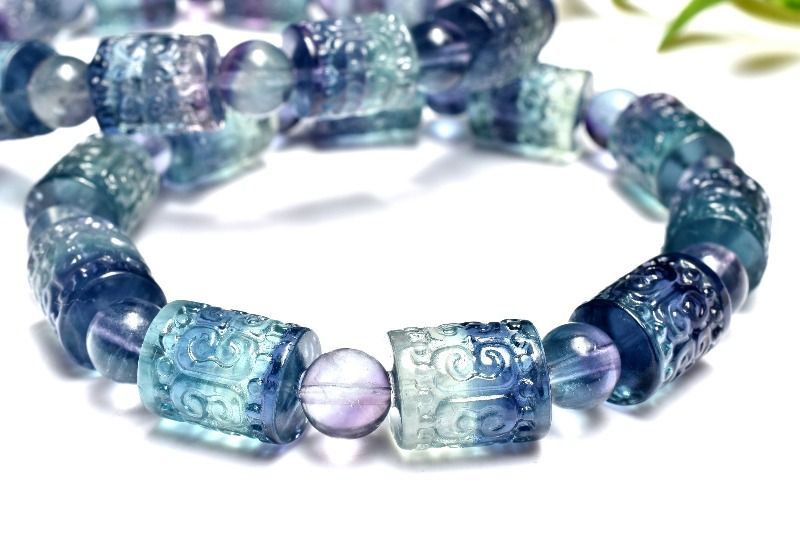 繊細彫刻◇ブルー フローライト 11-12x10(丸玉7.5)mm マニ車